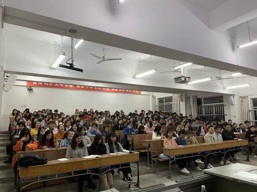 图片包含 室内, 天花板, 桌子, 人们描述已自动生成