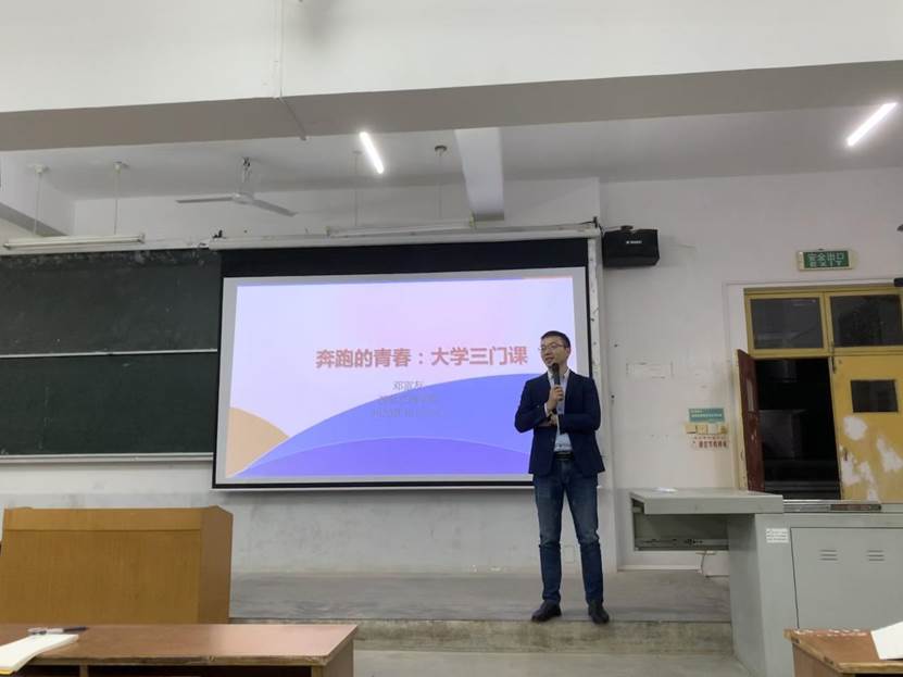 图片包含 室内, 天花板, 站, 男人描述已自动生成